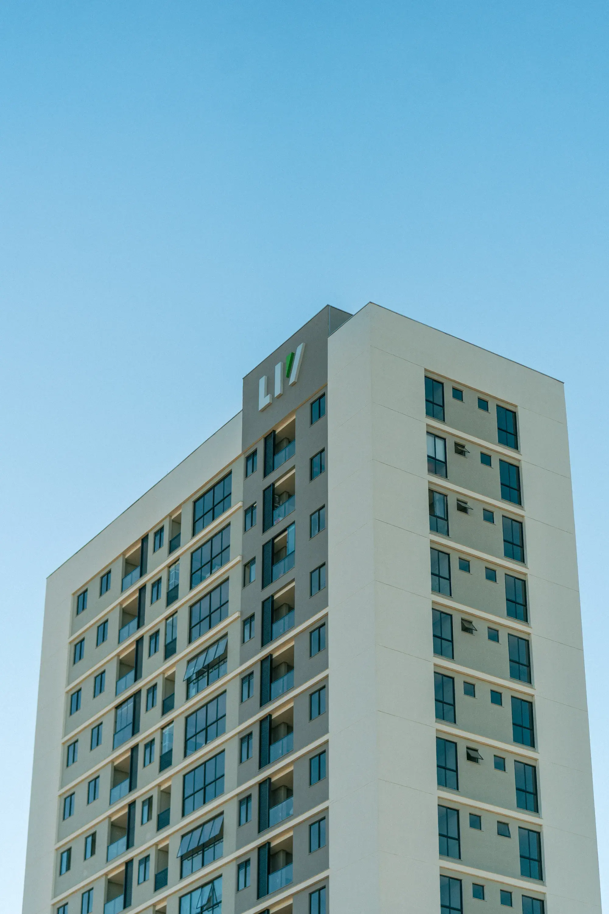 Fachada do Liv Onze55 vista de baixo, contra o céu