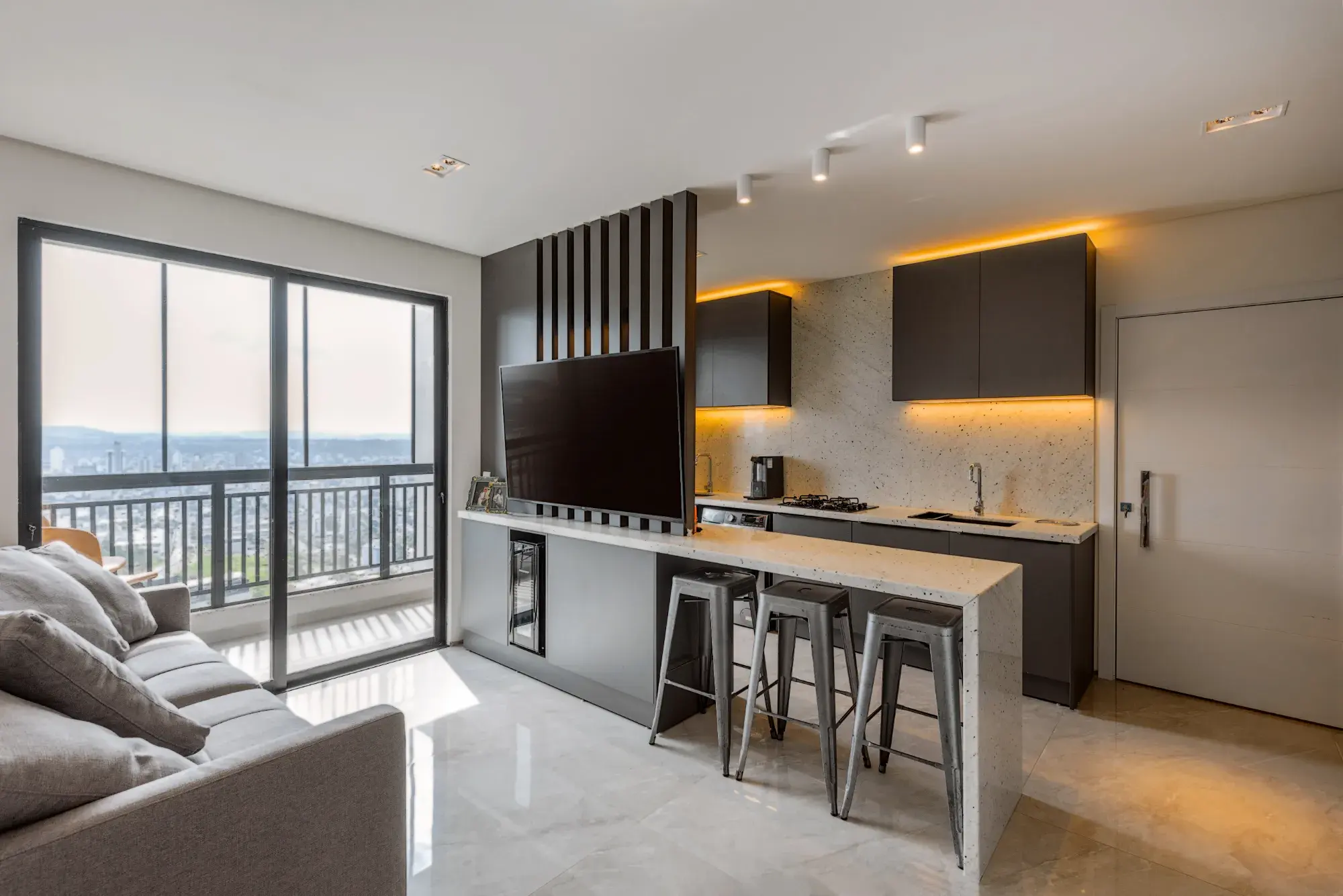 Sala de estar com cozinha americana e varanda em apartamento do Liv Sole
