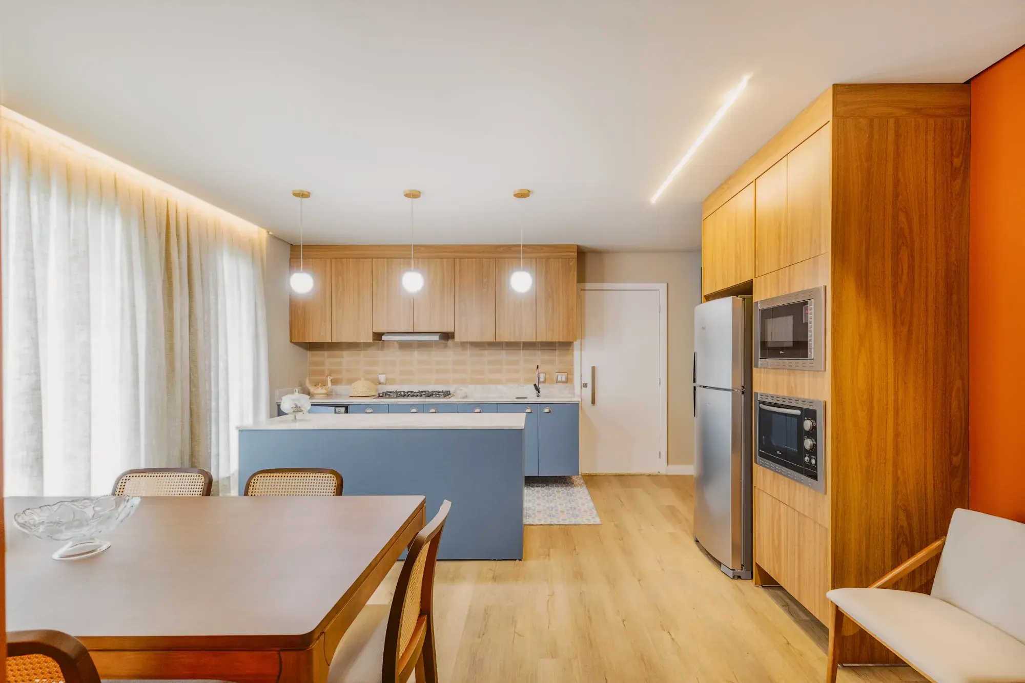 Cozinha integrada à sala de jantar em apartamento do Liv Sole