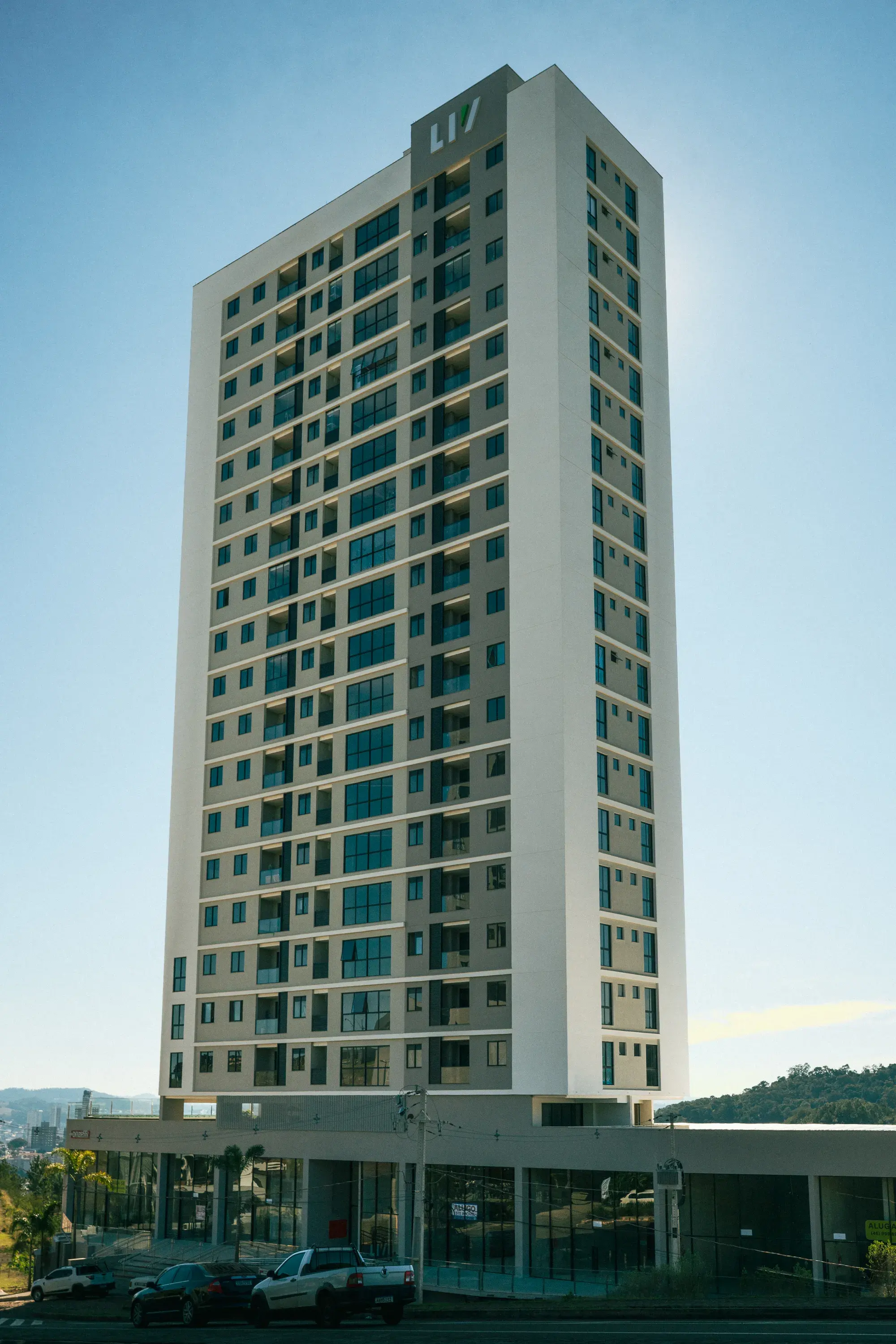 Torre do Liv Onze55 vista da avenida, com o térreo comercial