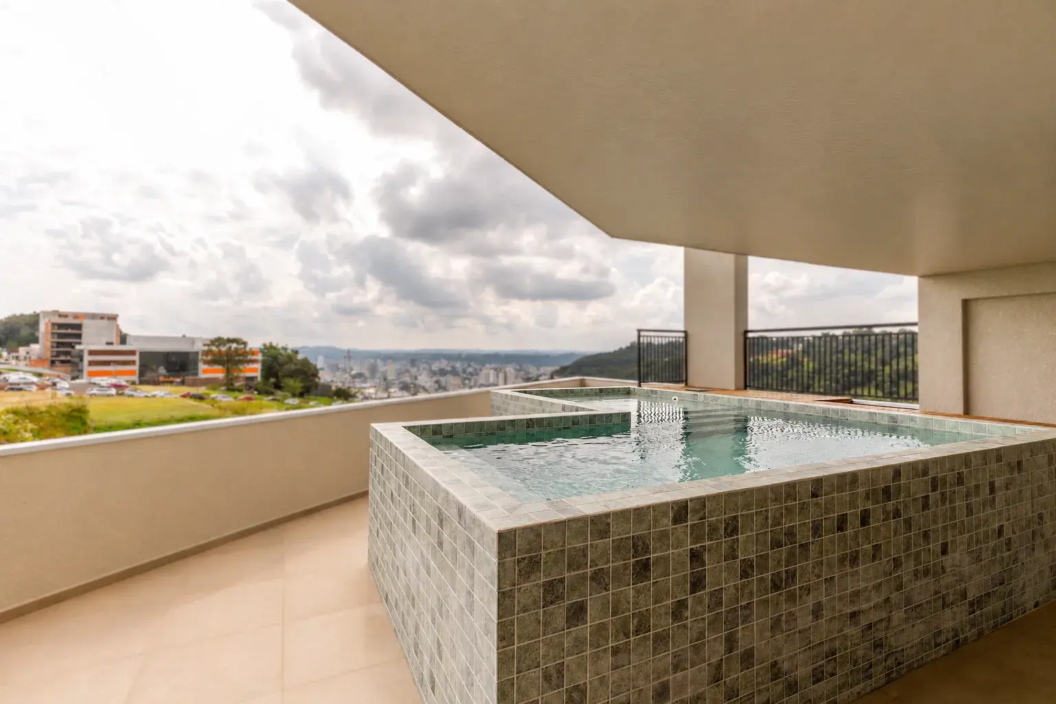 Piscina com vista da cidade no Liv Sole